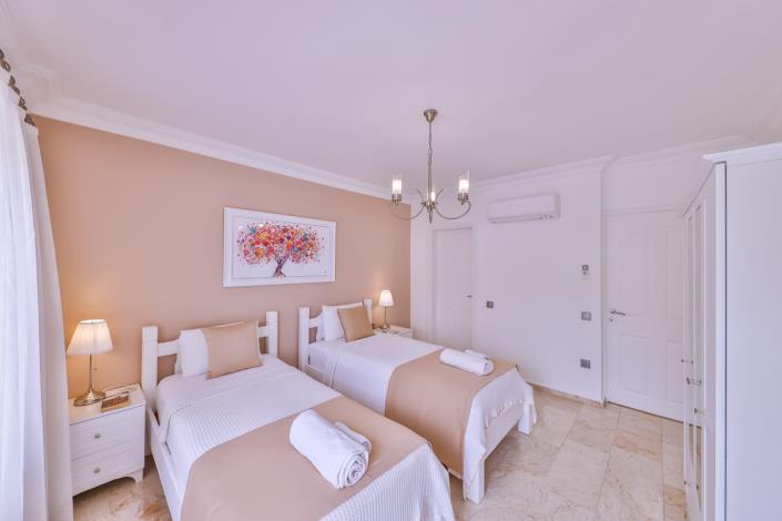 Image No.25-5 Bed Villa / Detached for sale