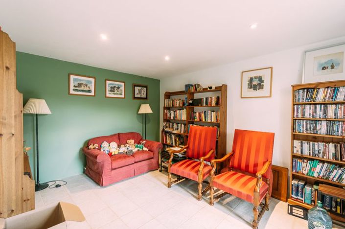 Image No.9-5 Bed Property for sale