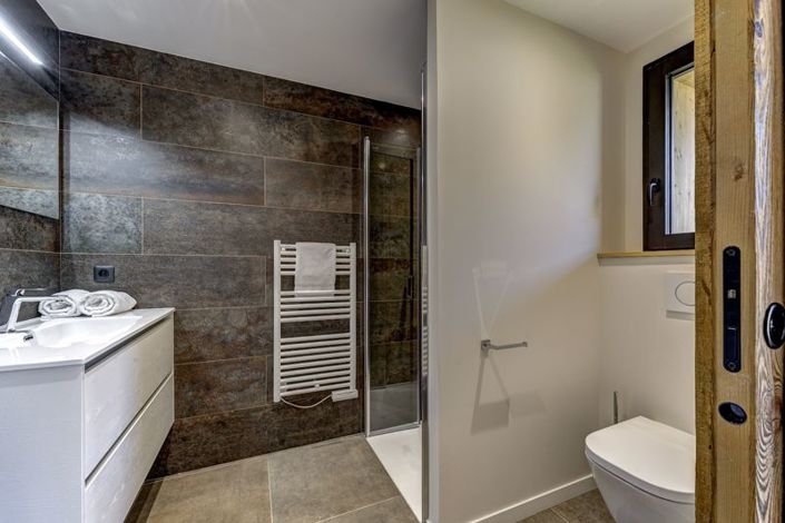 Image No.26-4 Bed Chalet for sale