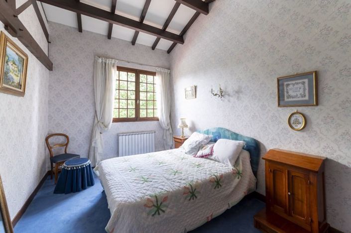 Image No.19-6 Bed Property for sale