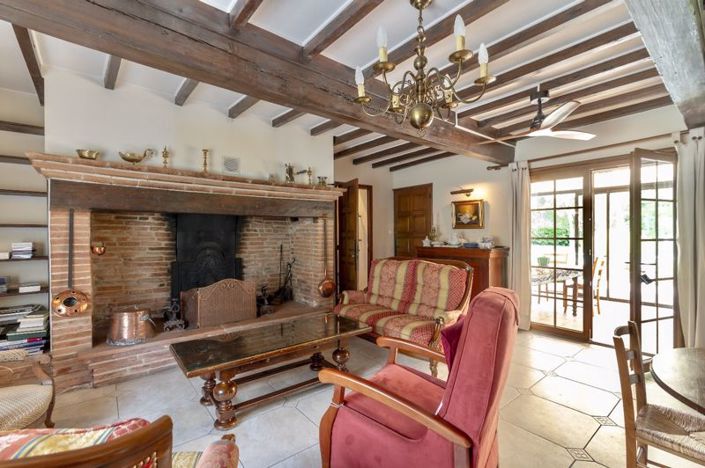 Image No.10-6 Bed Property for sale