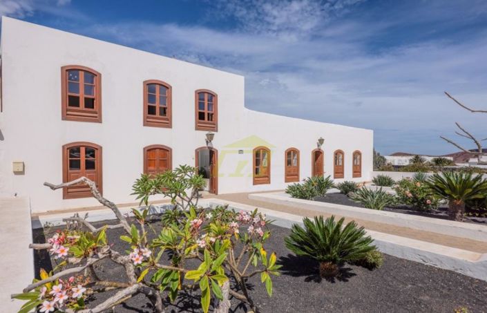 Image No.1-6 Bed Villa for sale