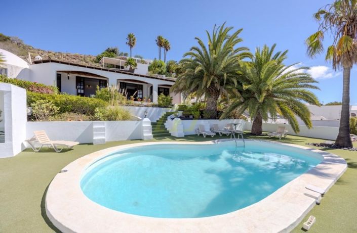 Image No.1-4 Bed Villa for sale