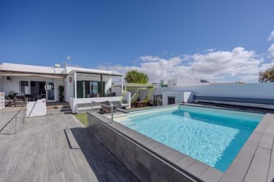 Well presented Semi-Detached Villa with mountain views