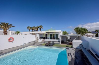 Well presented Semi-Detached Villa with mountain views