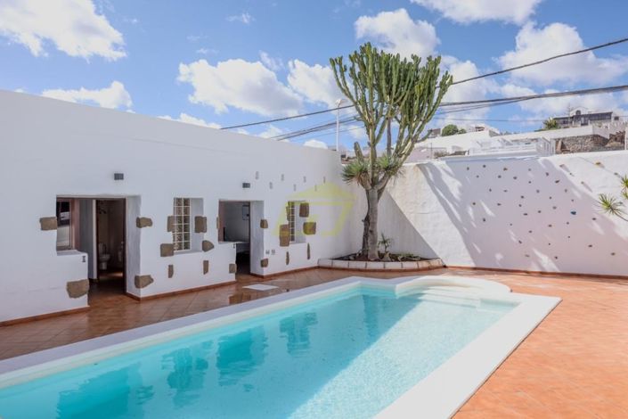 Image No.1-8 Bed Villa for sale