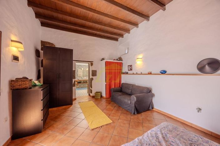 Image No.11-8 Bed Villa for sale