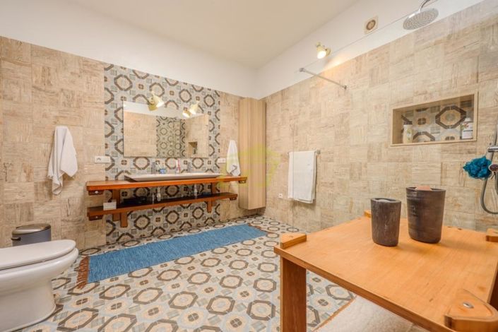 Image No.18-8 Bed Villa for sale