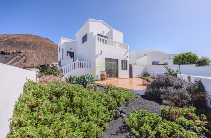 Image No.1-7 Bed Villa for sale
