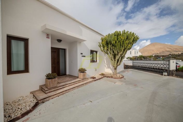 Image No.1-3 Bed Villa for sale