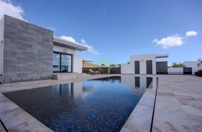 Luxury 3 bedroom villa with private pool in Costa Teguise