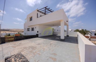 5 bedroom, 5 bathroom villa with separate guest apartment in El Cuchillo