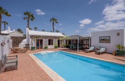 Beautiful 3 bedroom villa located in an elevated position in Los Mojones with sea views