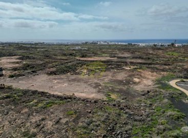 Plot of land with spectacular views in Costa Teguise