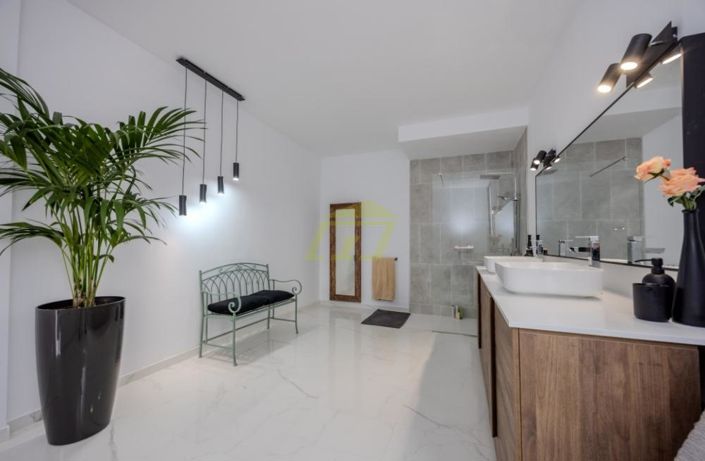 Image No.8-3 Bed Villa for sale