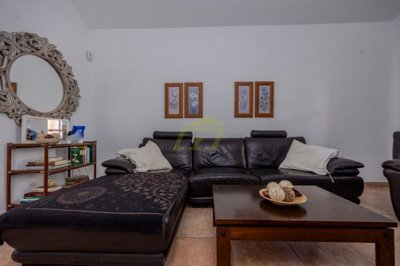 4 bedroom property with generous garden in Prime Tías location