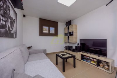 4 bedroom property with generous garden in Prime Tías location