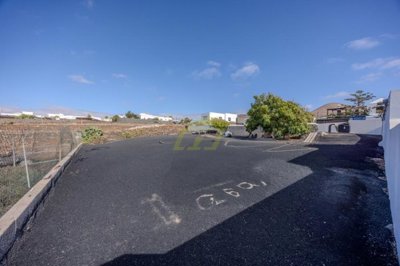 4 bedroom property with generous garden in Prime Tías location