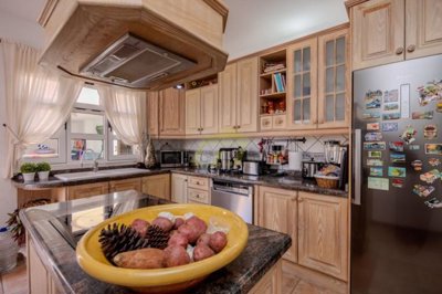 4 bedroom property with generous garden in Prime Tías location