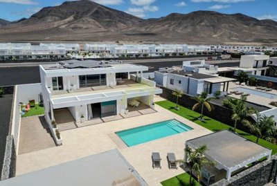 Stunning modern 7 bedroom villa private pool and solar panel in Playa Blanca