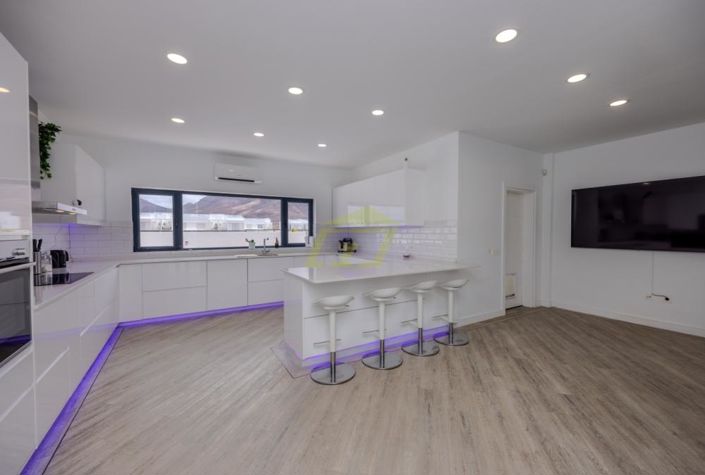 Image No.2-7 Bed Villa for sale