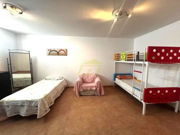 Impressive triplex with spacious terrace and bright rooms