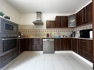 Impressive triplex with spacious terrace and bright rooms