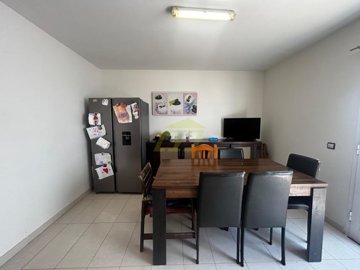 Impressive triplex with spacious terrace and bright rooms