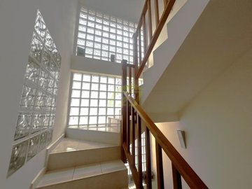 Impressive triplex with spacious terrace and bright rooms