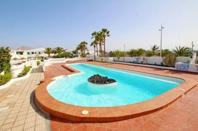 Recently refurbished apartment just a stones throw from the beach