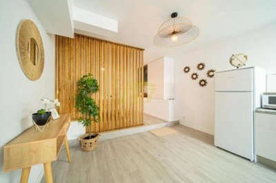 Recently refurbished apartment just a stones throw from the beach