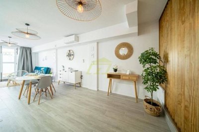 Recently refurbished apartment just a stones throw from the beach