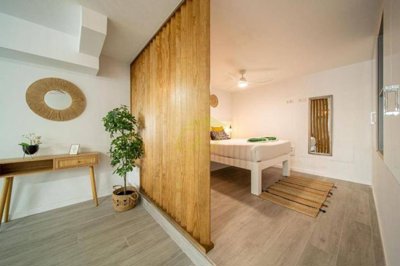 Recently refurbished apartment just a stones throw from the beach