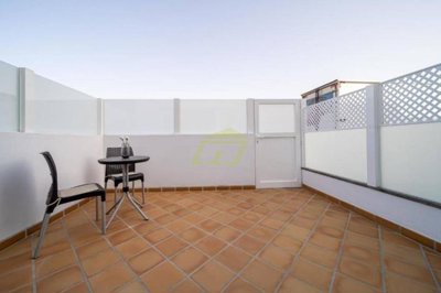 Recently refurbished apartment just a stones throw from the beach