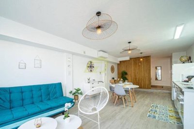 Recently refurbished apartment just a stones throw from the beach