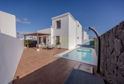 Detached 3 bedroom home in gated community, short stroll to the promenade in Playa Blanca