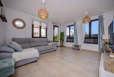Detached 3 bedroom home in gated community, short stroll to the promenade in Playa Blanca