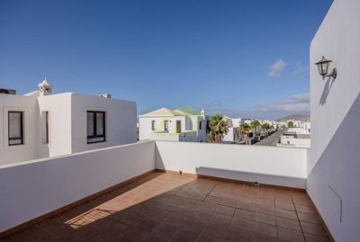 Detached 3 bedroom home in gated community, short stroll to the promenade in Playa Blanca
