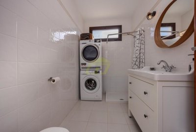 Detached 3 bedroom home in gated community, short stroll to the promenade in Playa Blanca