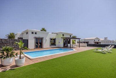 Must see villa with sea views in Playa Blanca!