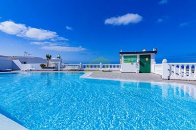 Excellently located property with access to shared pool and close to amenities