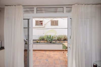 Excellently located property with access to shared pool and close to amenities