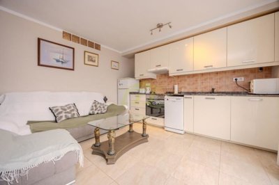 Excellently located property with access to shared pool and close to amenities