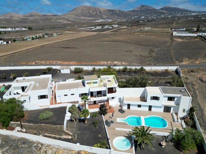 Image No.1-4 Bed Villa for sale