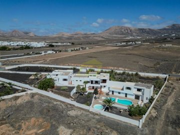 Three units on 4100 m² in Puerto Calero