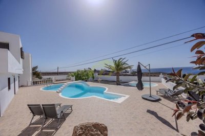 Three units on 4100 m² in Puerto Calero