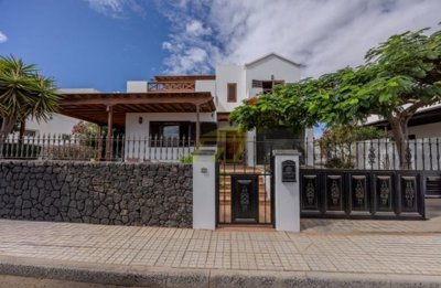 Beautiful 4 bedroom family home with sea views in Tahiche