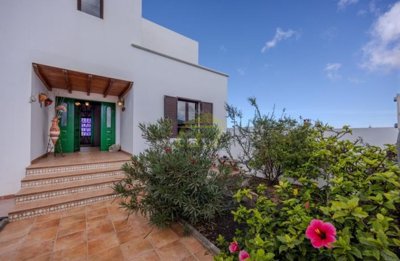 3 Bedroom villa with 2 Bedroom apartment and private pool in Teguise