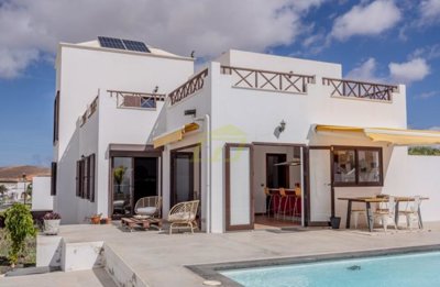 3 Bedroom villa with 2 Bedroom apartment and private pool in Teguise