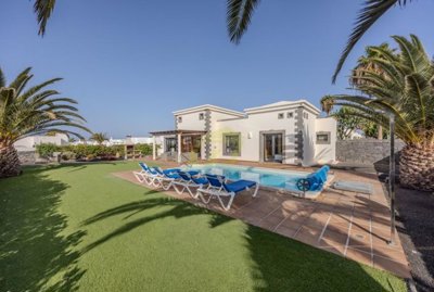 Charming 2 bedroom home with mature gardens and pool in Playa Blanca
